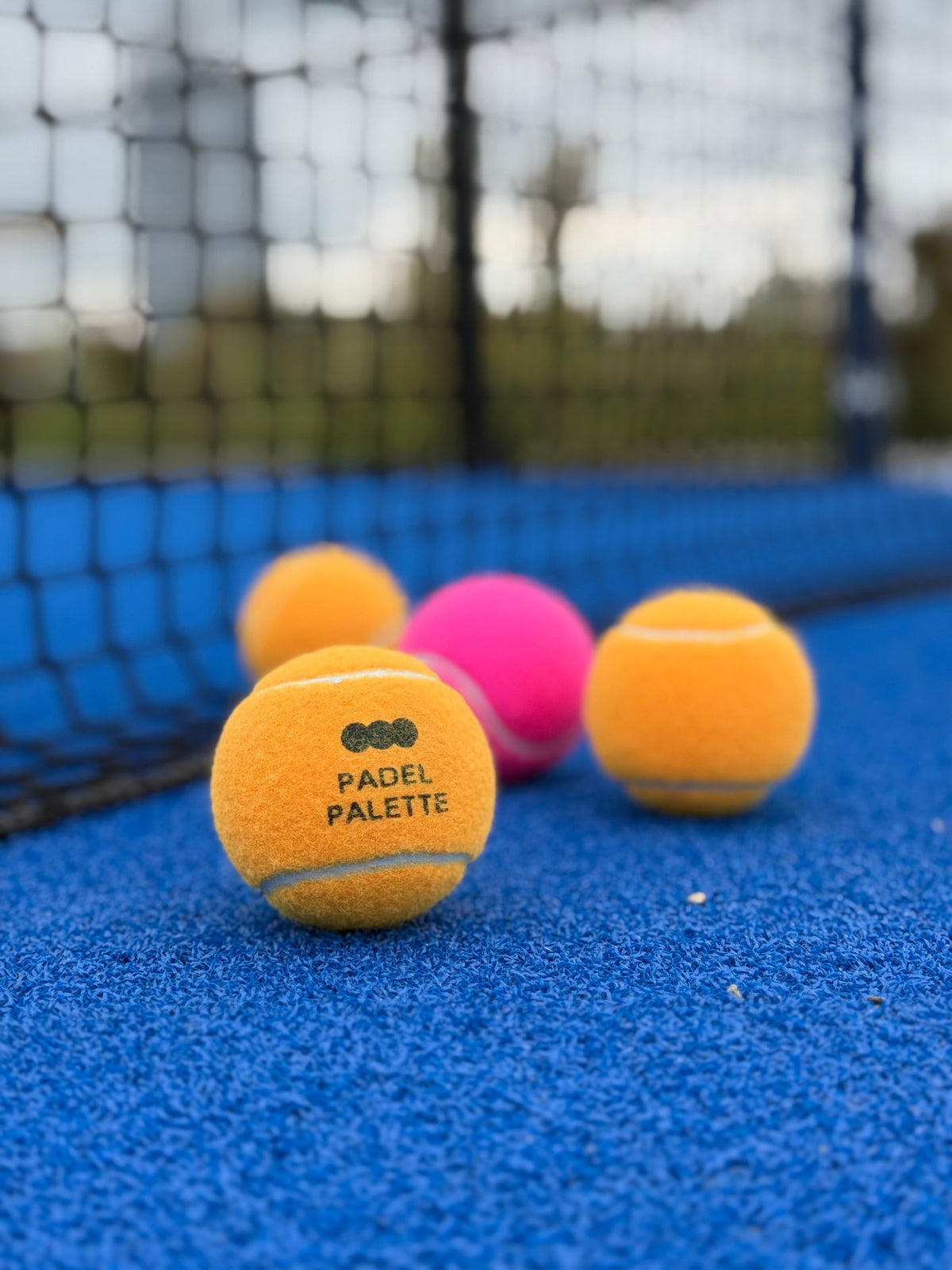 oranje padelbal close up
