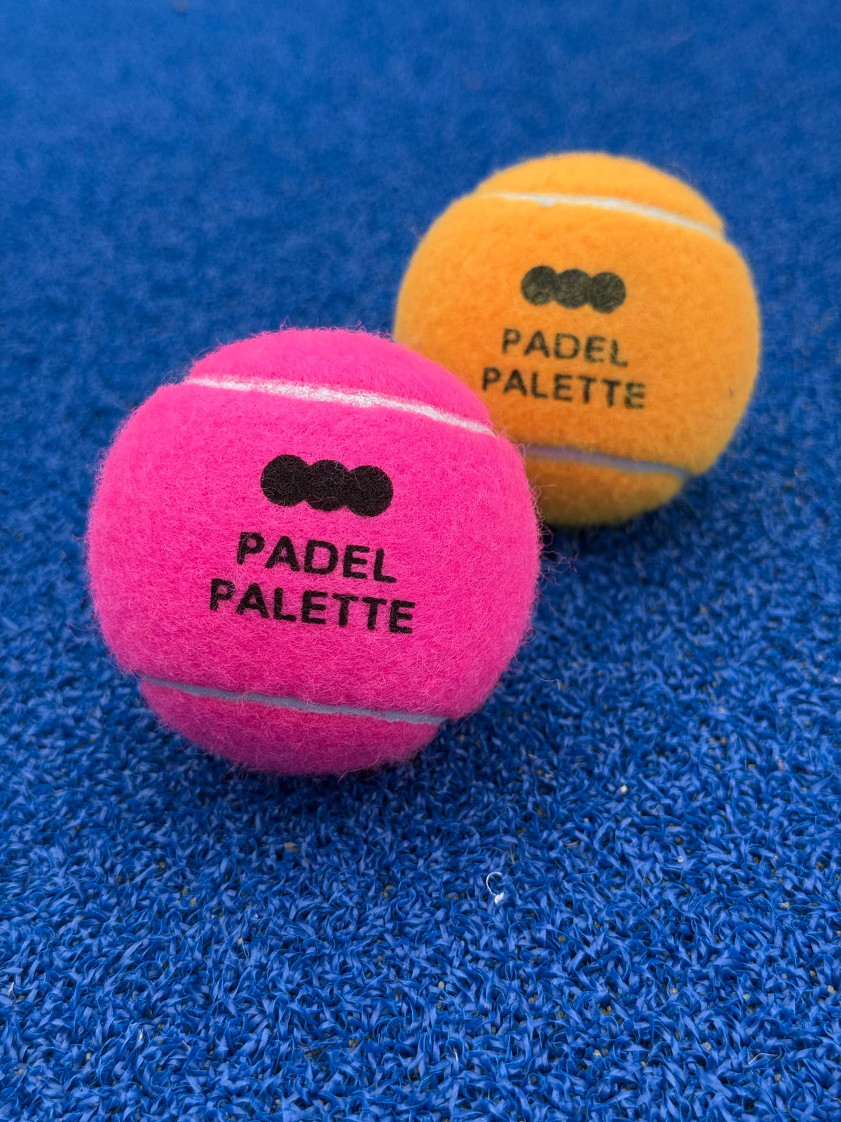 gekleurde padelballen close up
