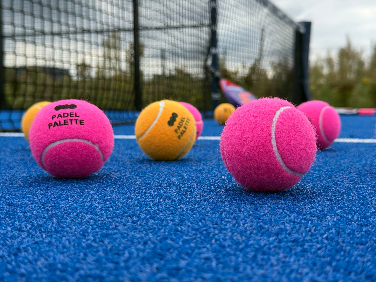 roze en oranje padelballen