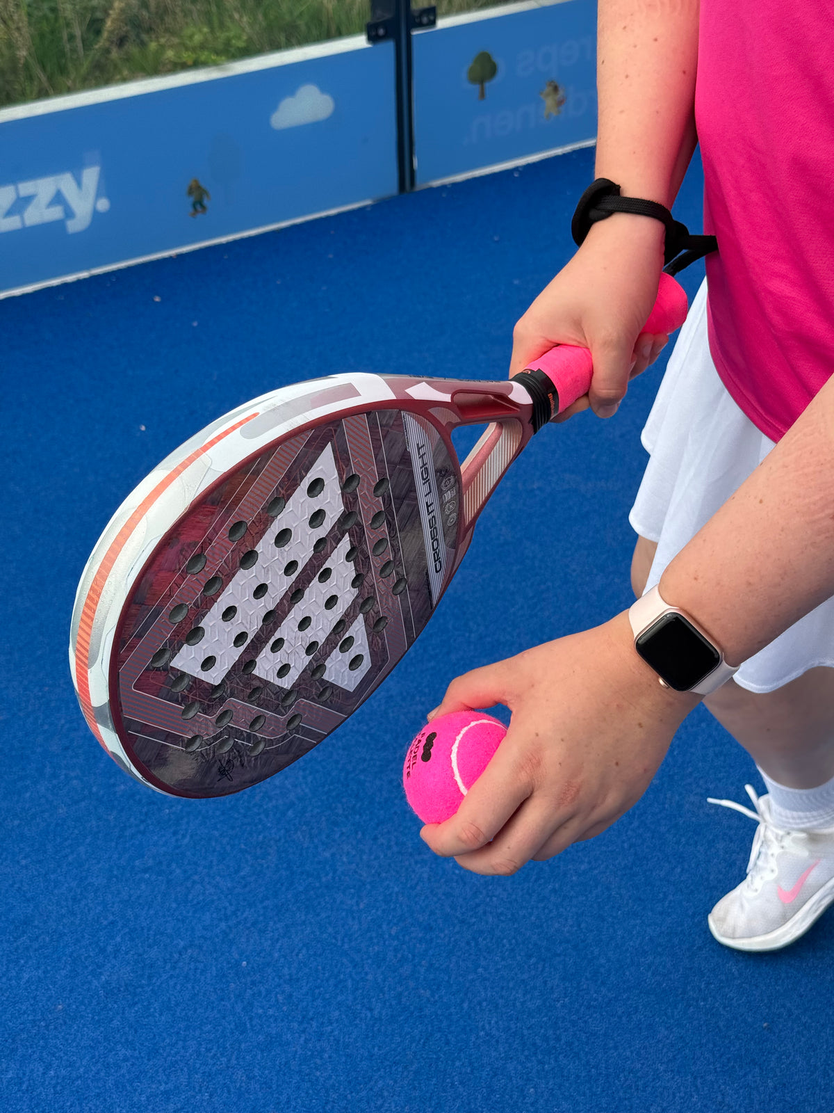 Opslag roze padelbal